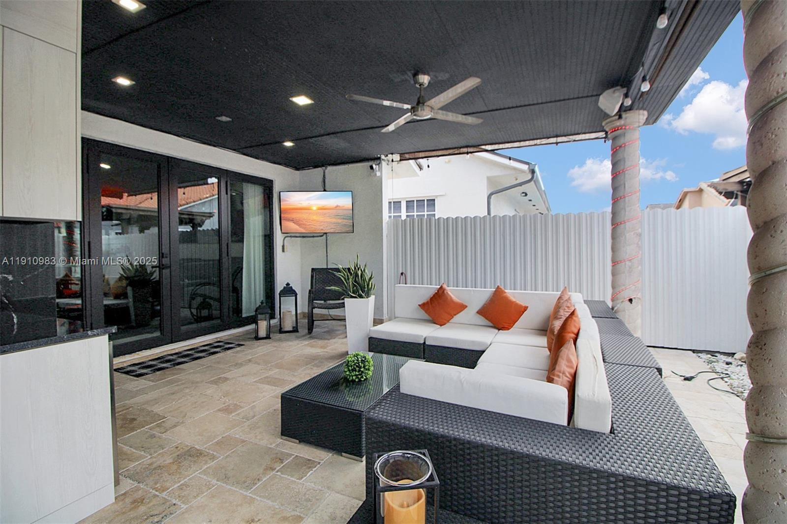 FLORIDA TROPICAL ESTATES - Residential