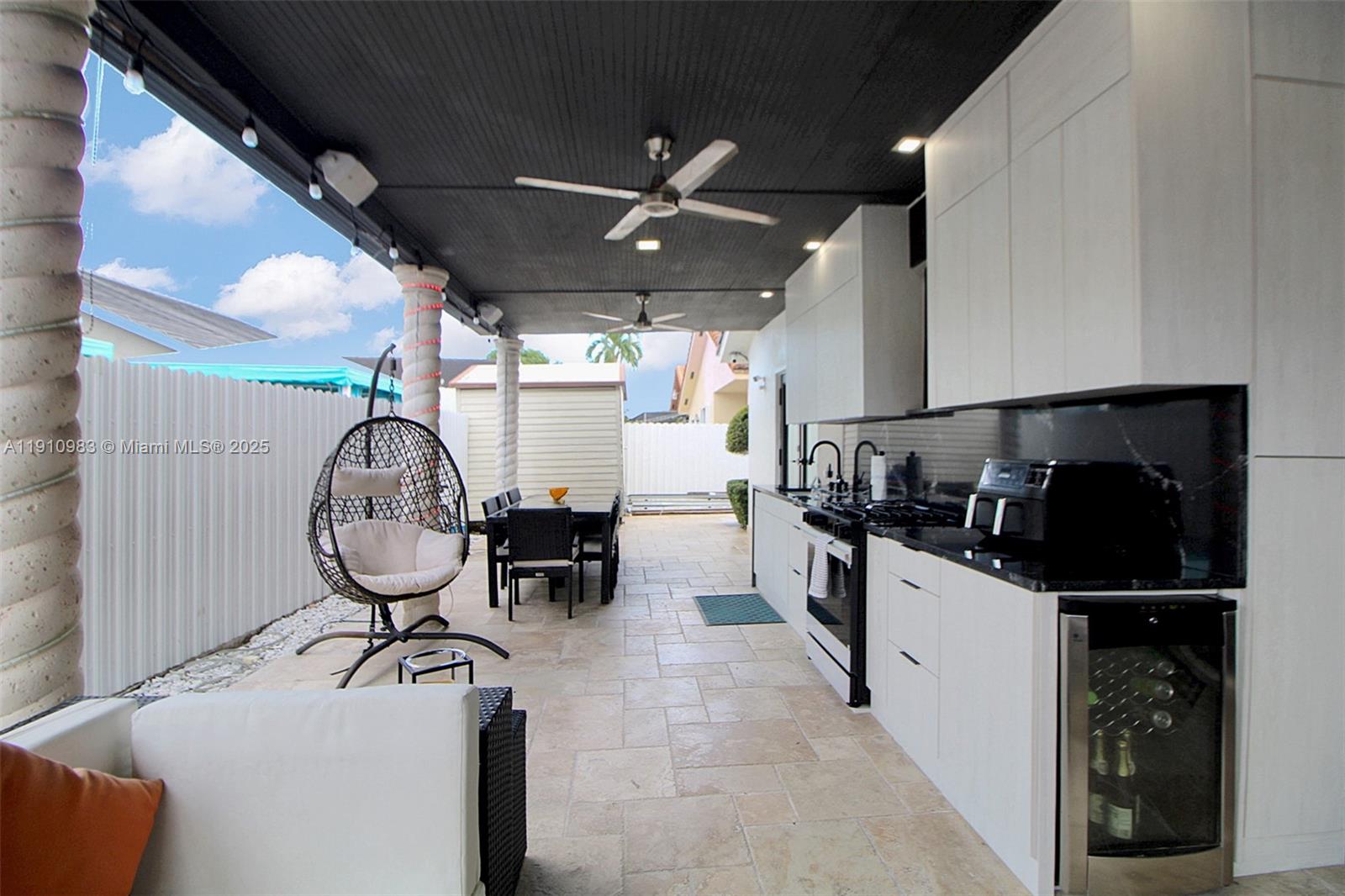 FLORIDA TROPICAL ESTATES - Residential