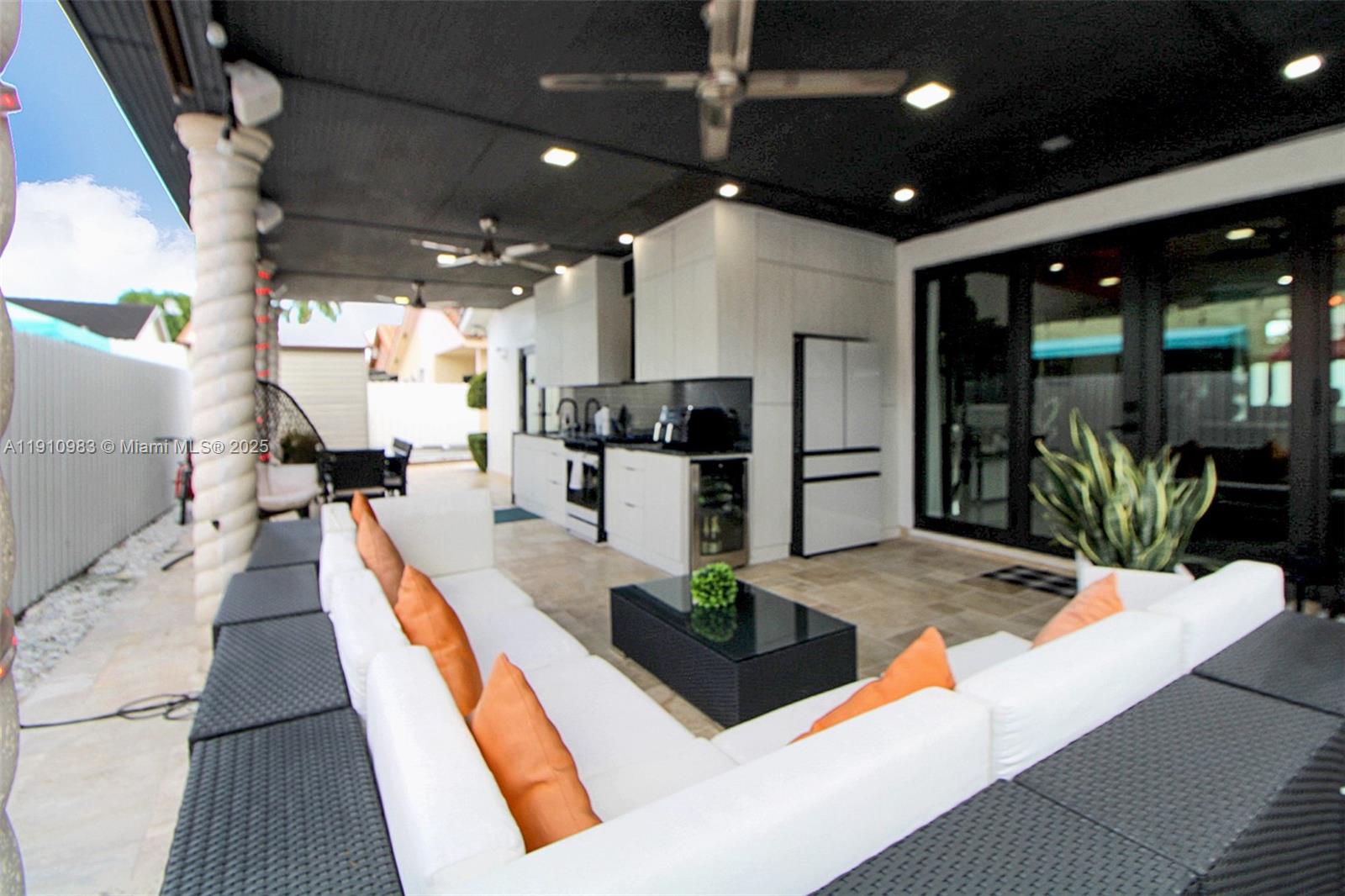 FLORIDA TROPICAL ESTATES - Residential