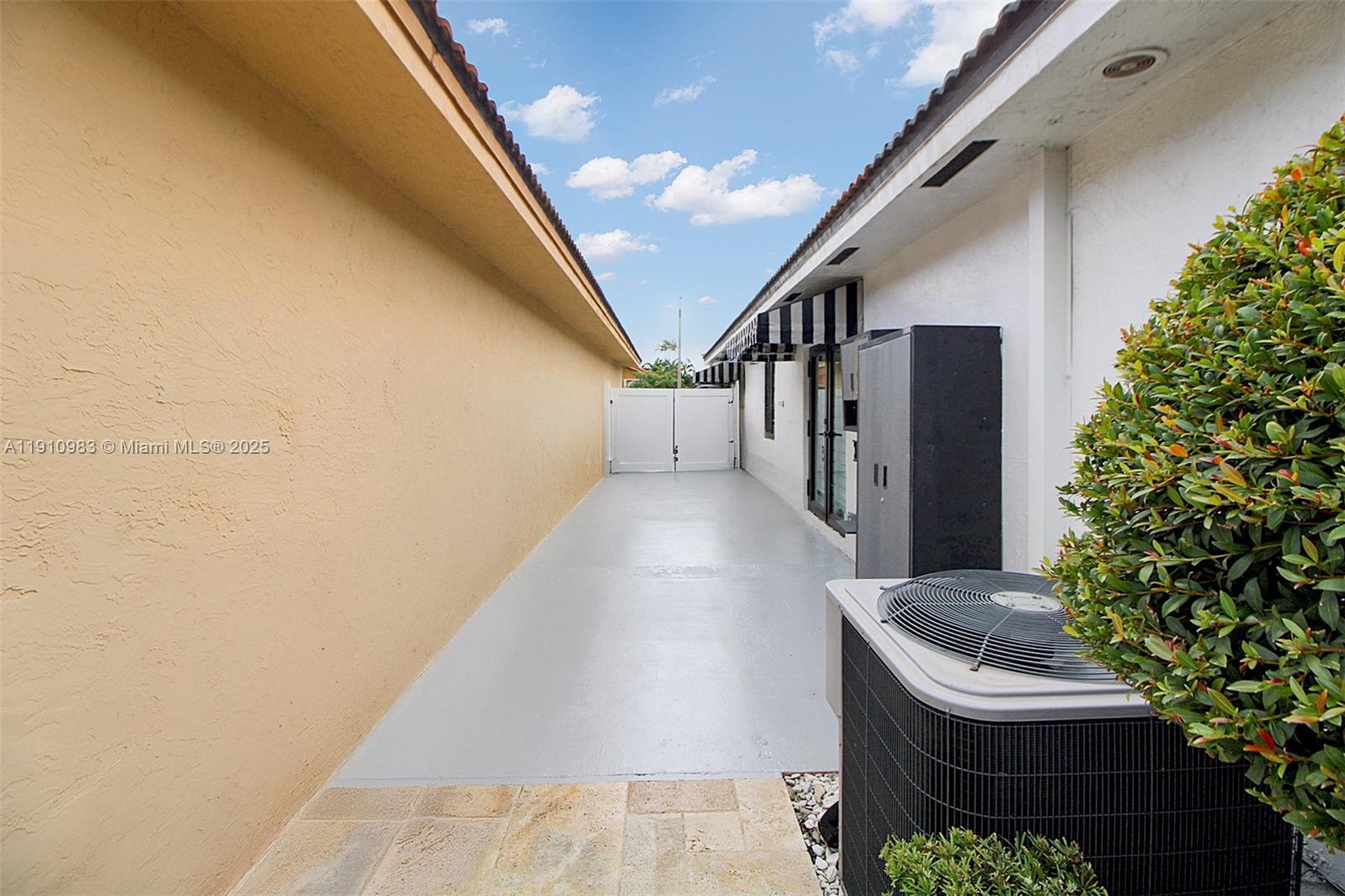 FLORIDA TROPICAL ESTATES - Residential