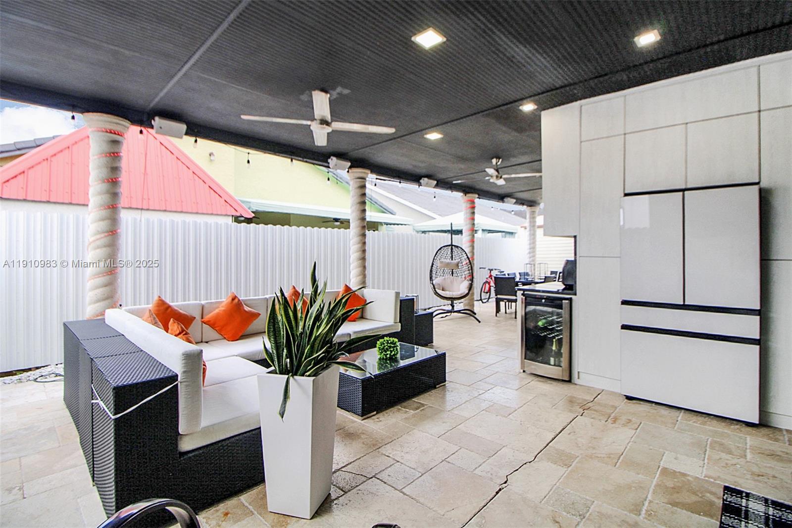 FLORIDA TROPICAL ESTATES - Residential