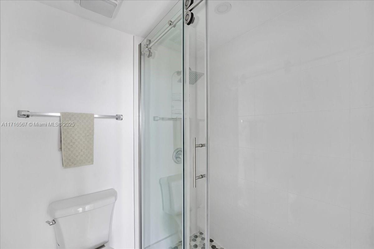 LONDON TOWERS CONDO - Residential