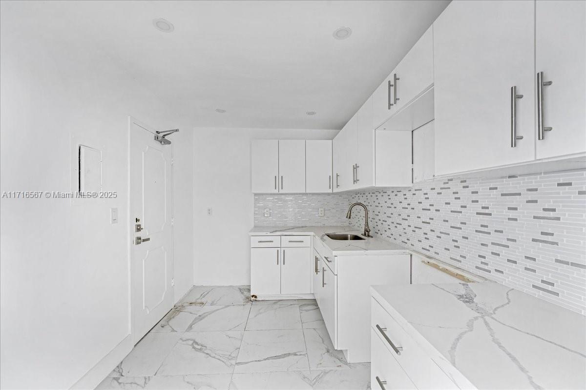 LONDON TOWERS CONDO - Residential