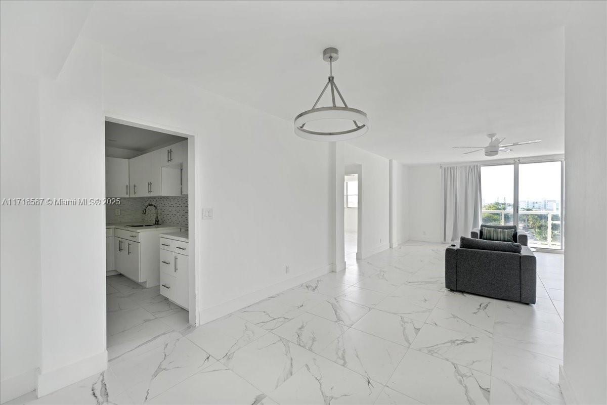 LONDON TOWERS CONDO - Residential