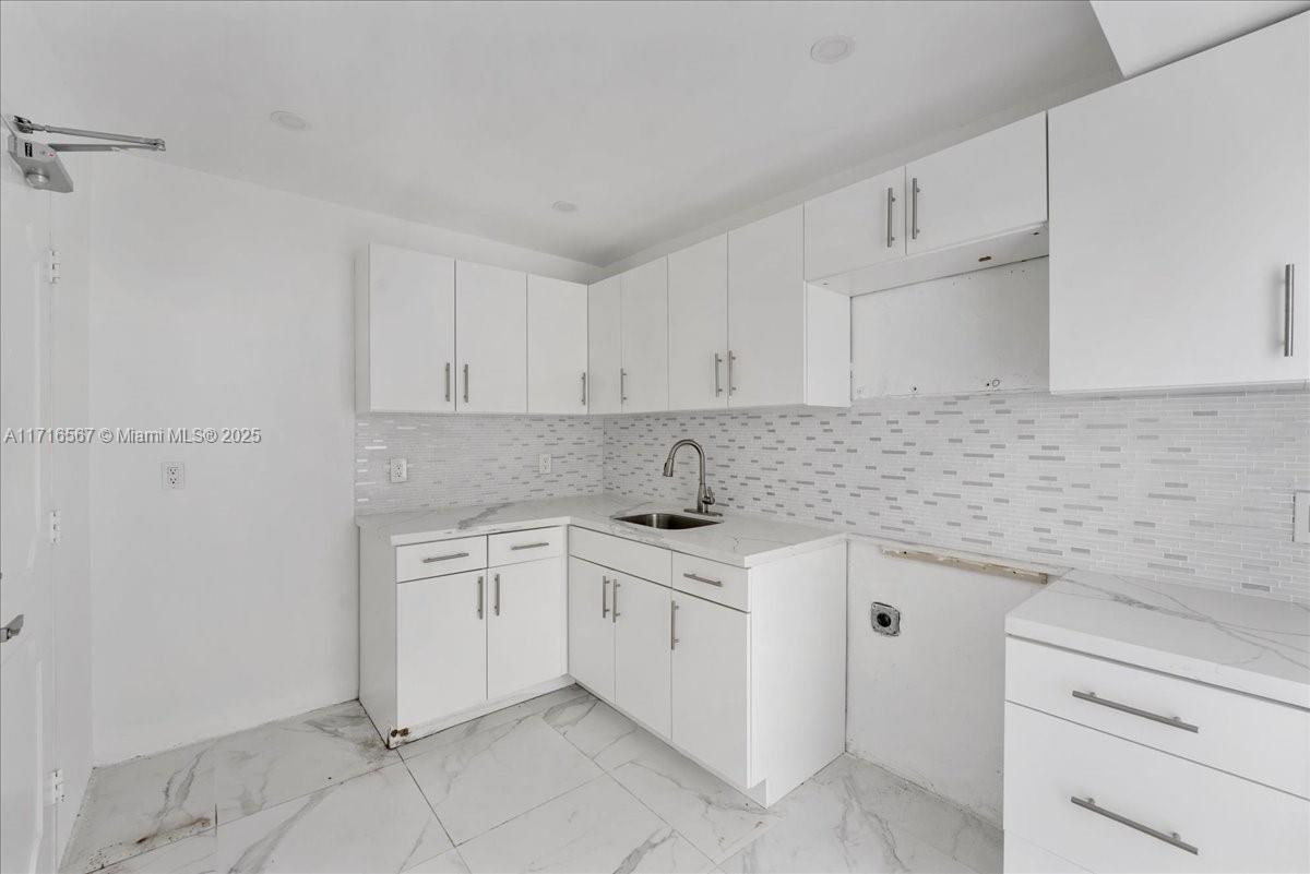 LONDON TOWERS CONDO - Residential