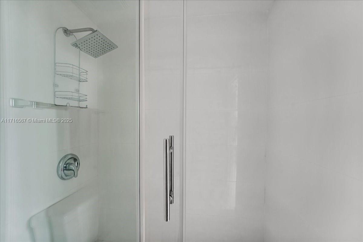 LONDON TOWERS CONDO - Residential