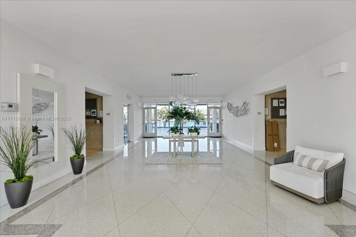 LONDON TOWERS CONDO - Residential