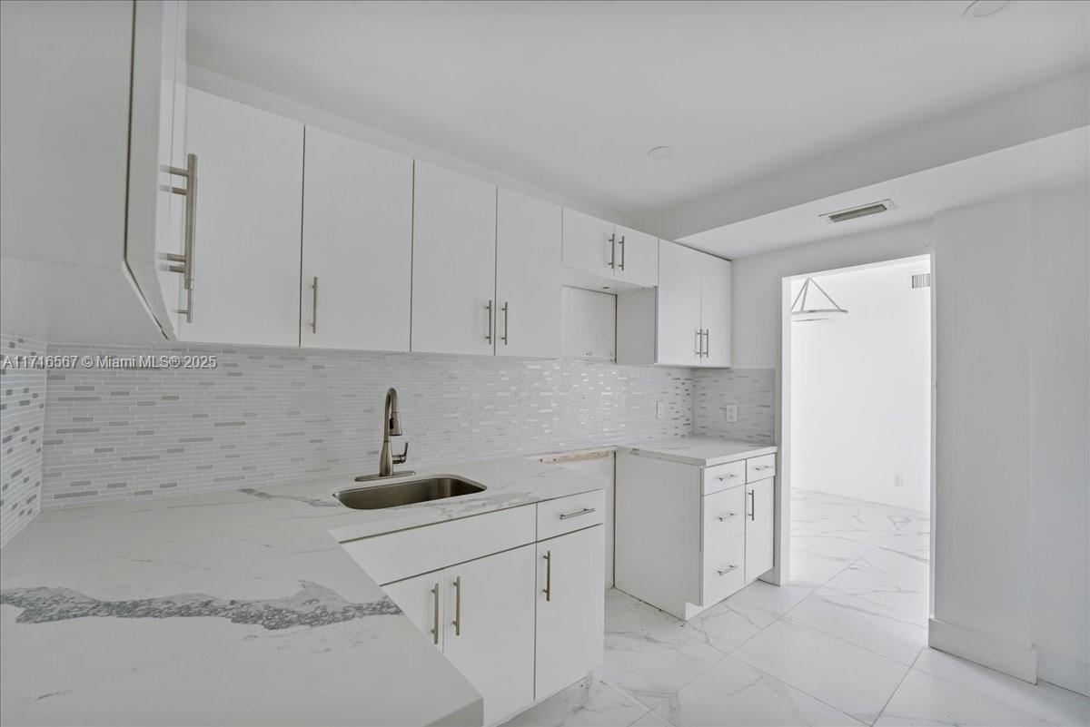 LONDON TOWERS CONDO - Residential
