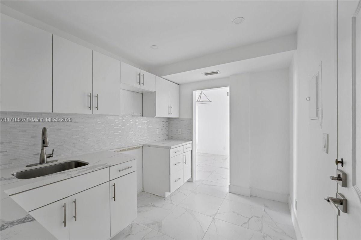 LONDON TOWERS CONDO - Residential