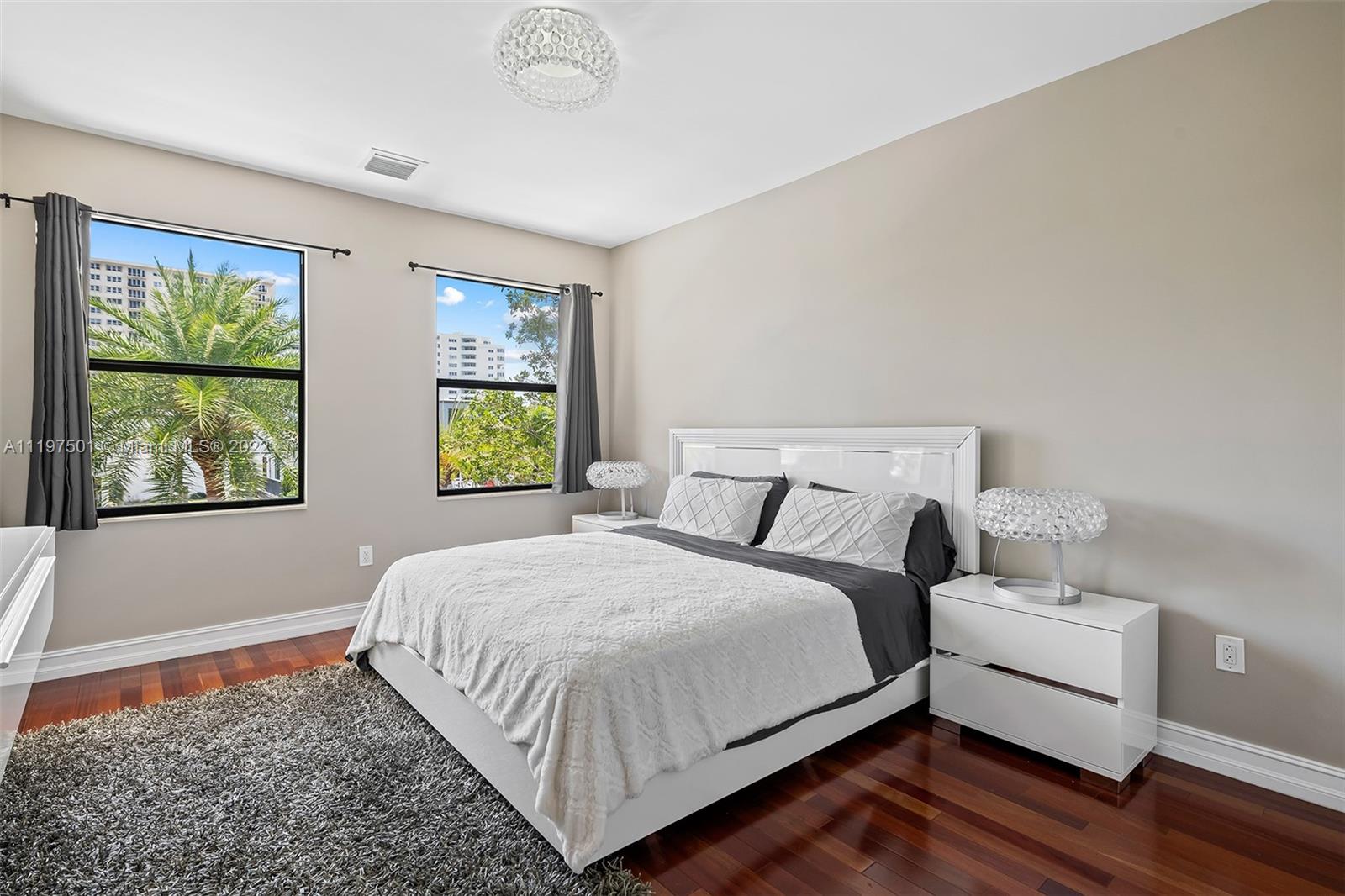 SEVEN ISLES - LAS OLAS - Residential