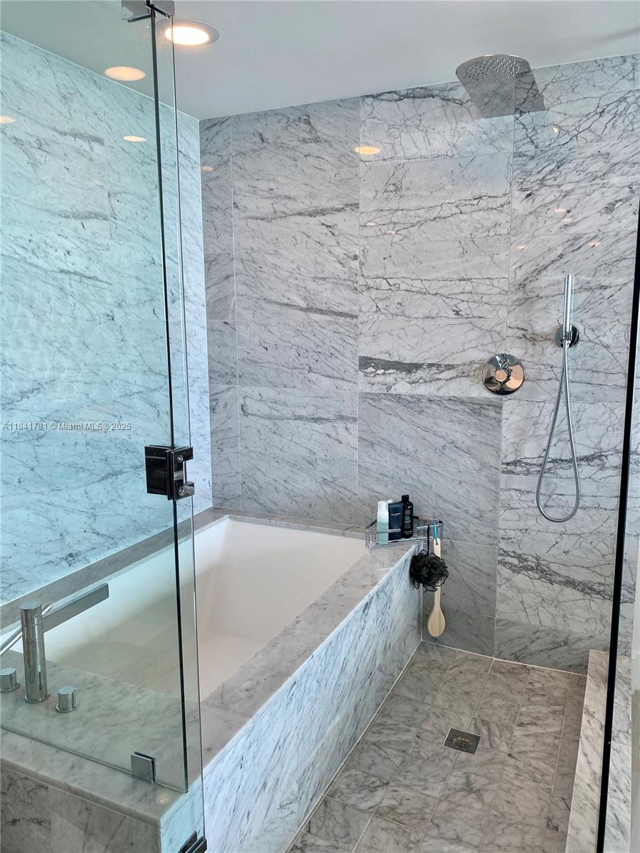 ONE PARAISO CONDO - Residential