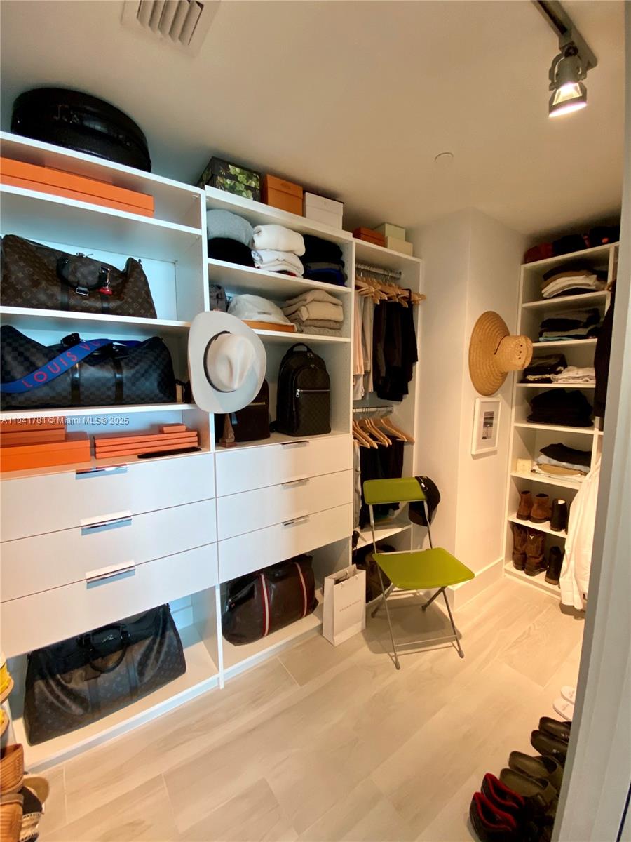 ONE PARAISO CONDO - Residential