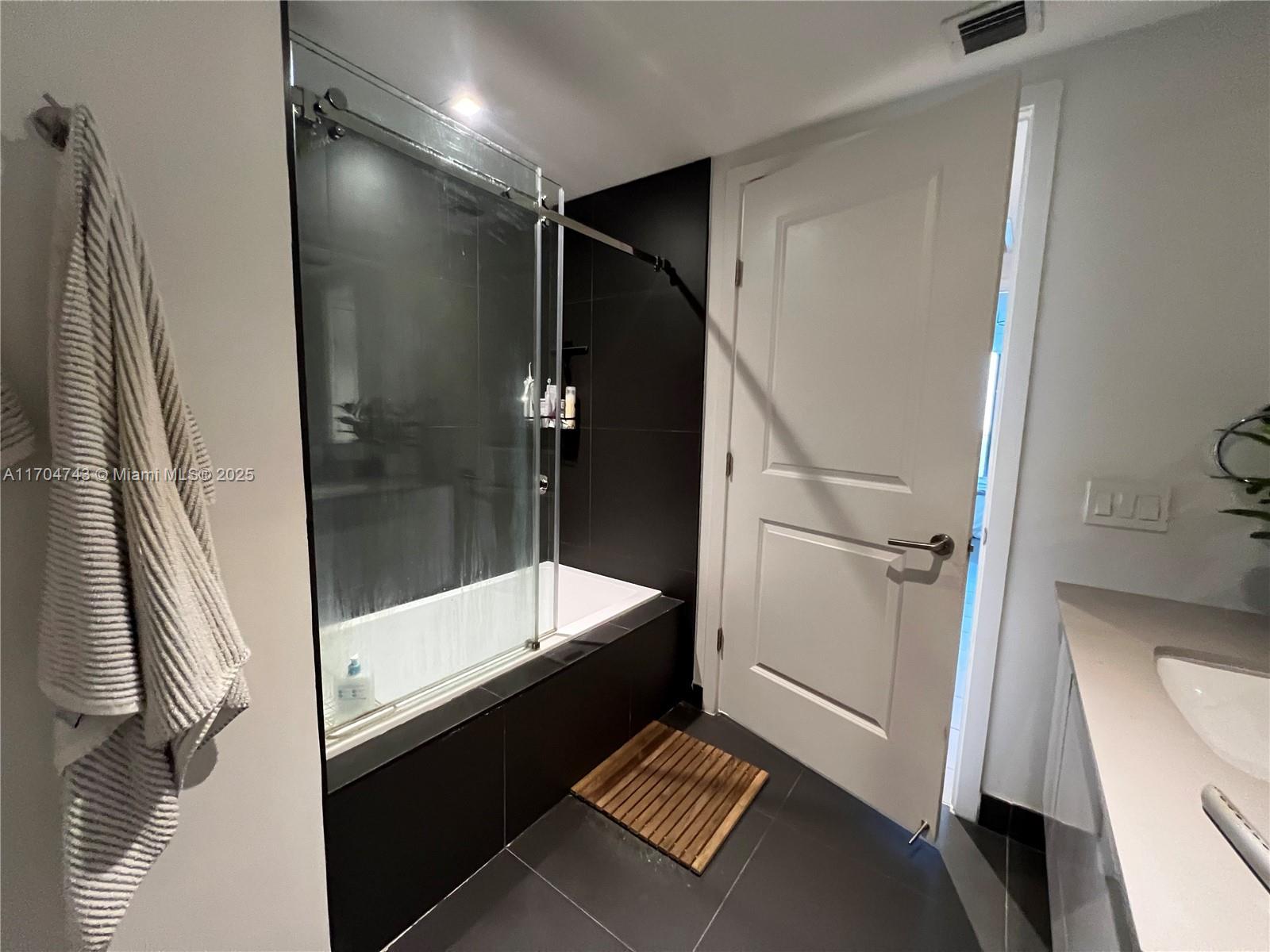 CANVAS CONDO - Residential