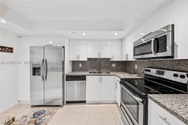 1000 QUAYSIDE TER APT 1103, MIAMI, FL 33138 - Image 0c06fd827db46603eb434e4e6763f65d/943293538