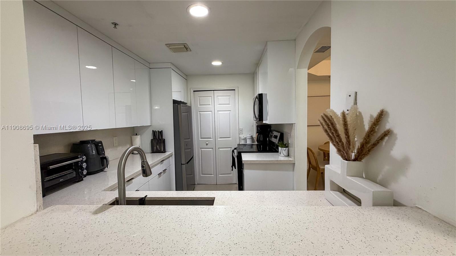 THE COURTS AT DORAL ISLES - Residential Lease