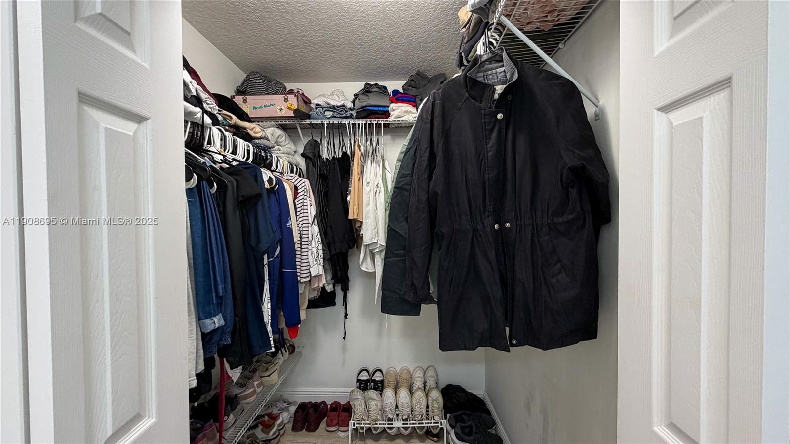 THE COURTS AT DORAL ISLES - Residential Lease