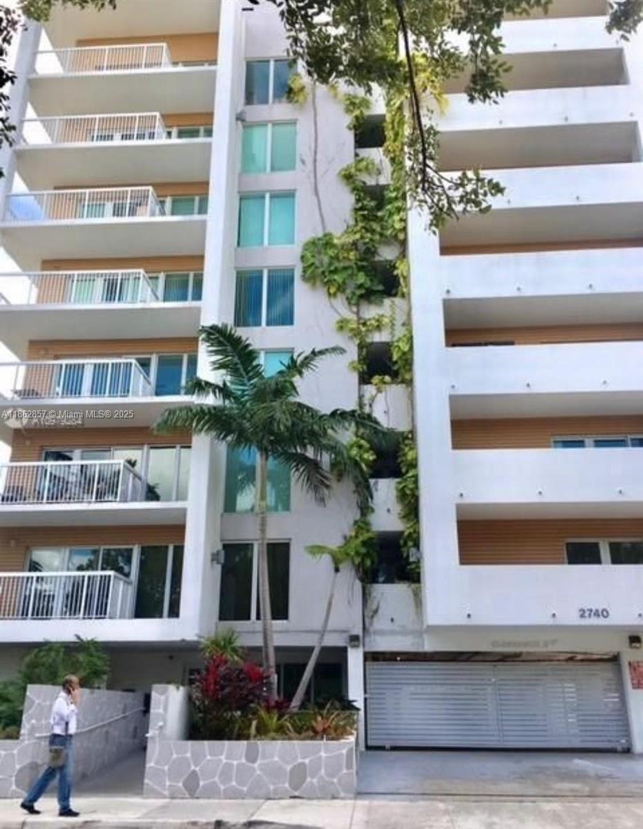 Coconut Grove Studio Rental. Washer & Dryer inside unit. pet ok unit. big dog's ok 70lbs max total. 1 covered assigned parking, impact resistant sliding glass door to balcony. Building has a small workout facility and a rooftop pool with city views ( see photos), Centrally located with many dining options, shops, and public transportation. Just minutes to the University of Miami, The Shops at Merrick and much more. Key/Card Entry Building & Parking, Intercom In Lobby, Sewer, water, and trash included. Tenant occupied will leave in 9 days after approval.