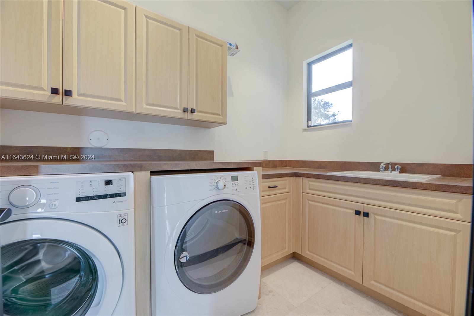 VISTA LAKES - Residential