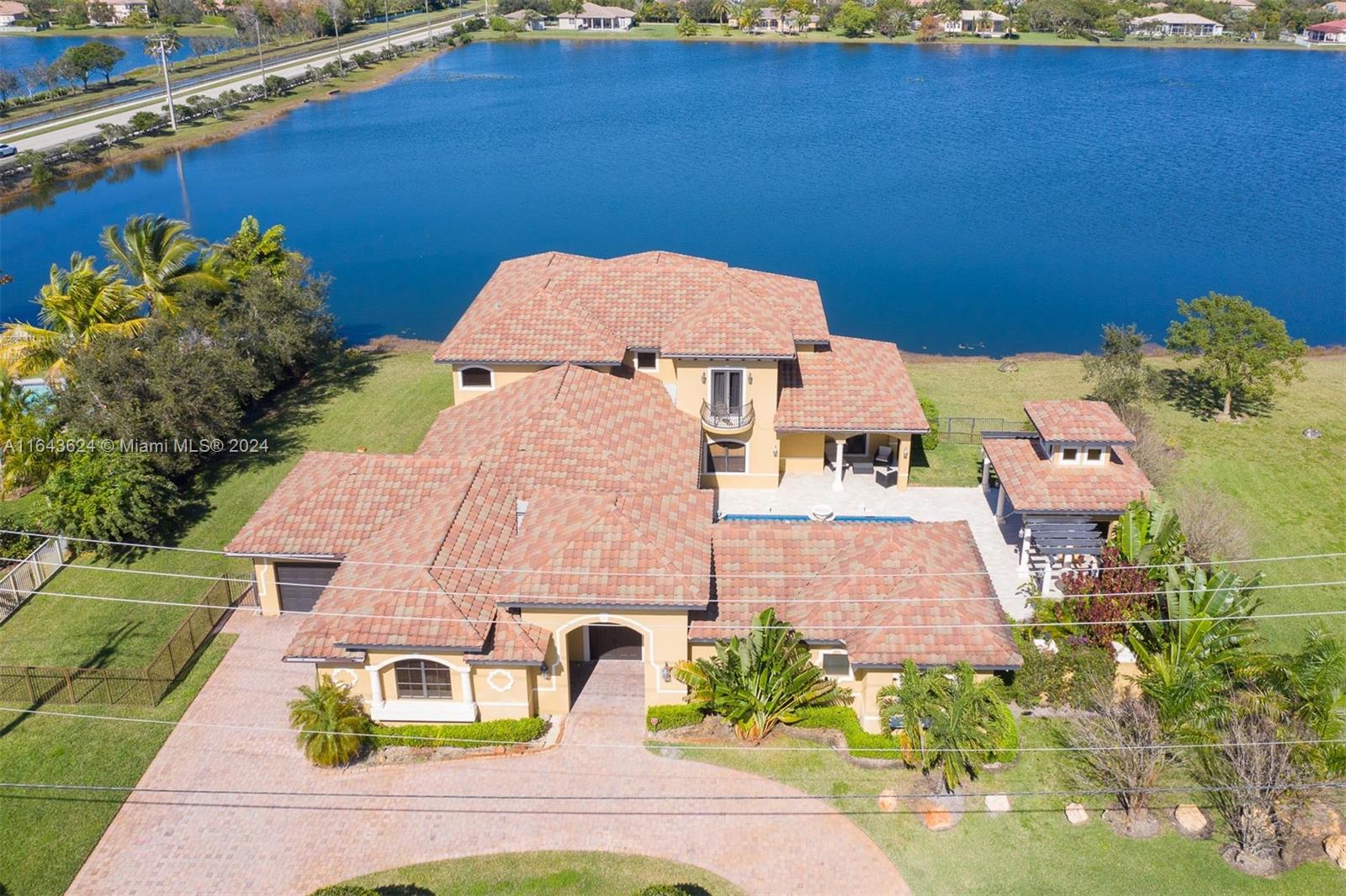 VISTA LAKES - Residential