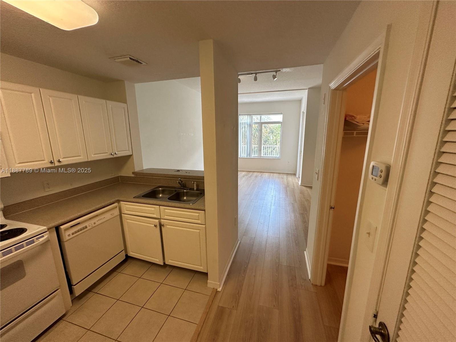 VILLAGE AT ABACOA CONDO - Residential Lease
