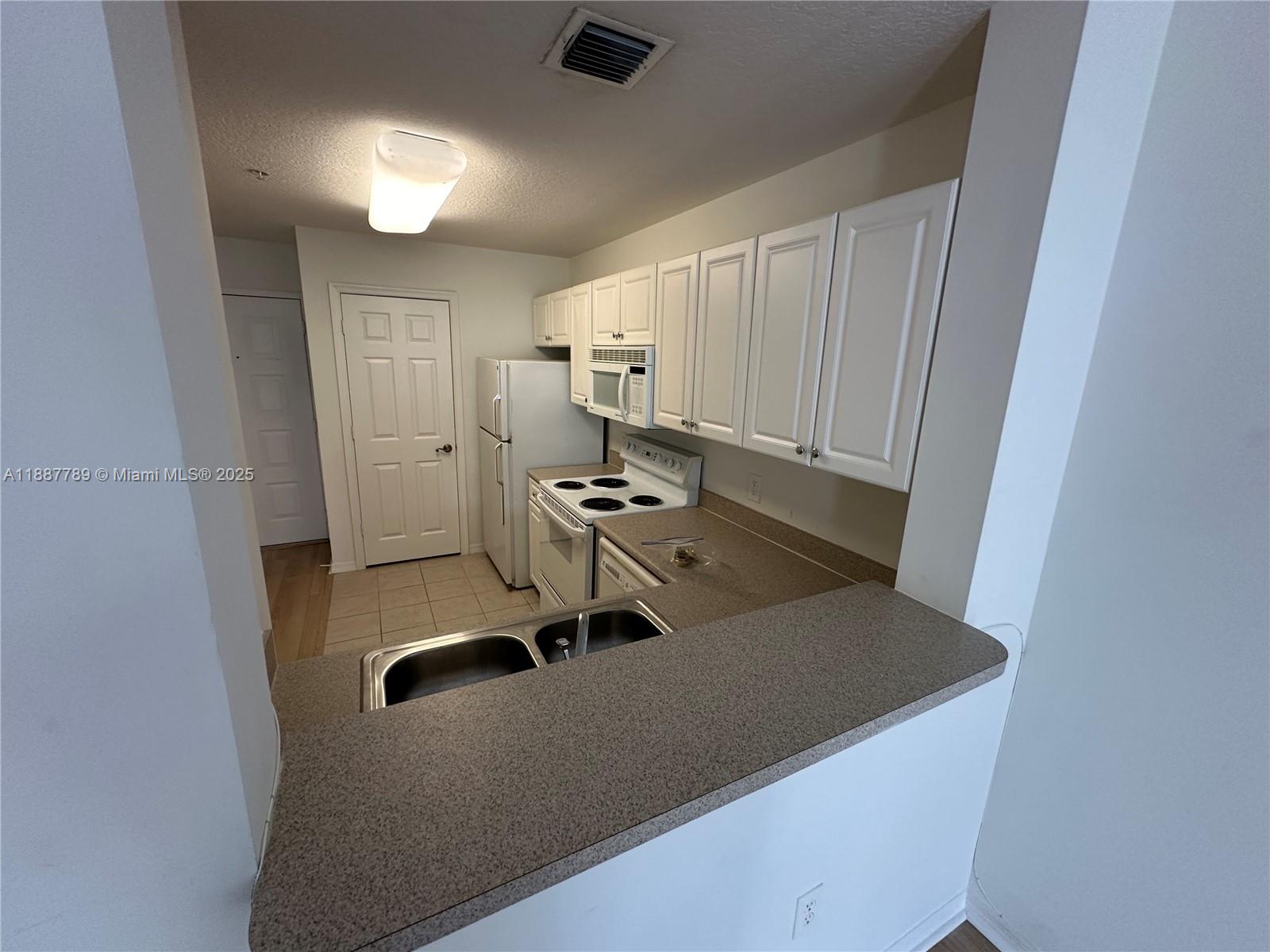 VILLAGE AT ABACOA CONDO - Residential Lease