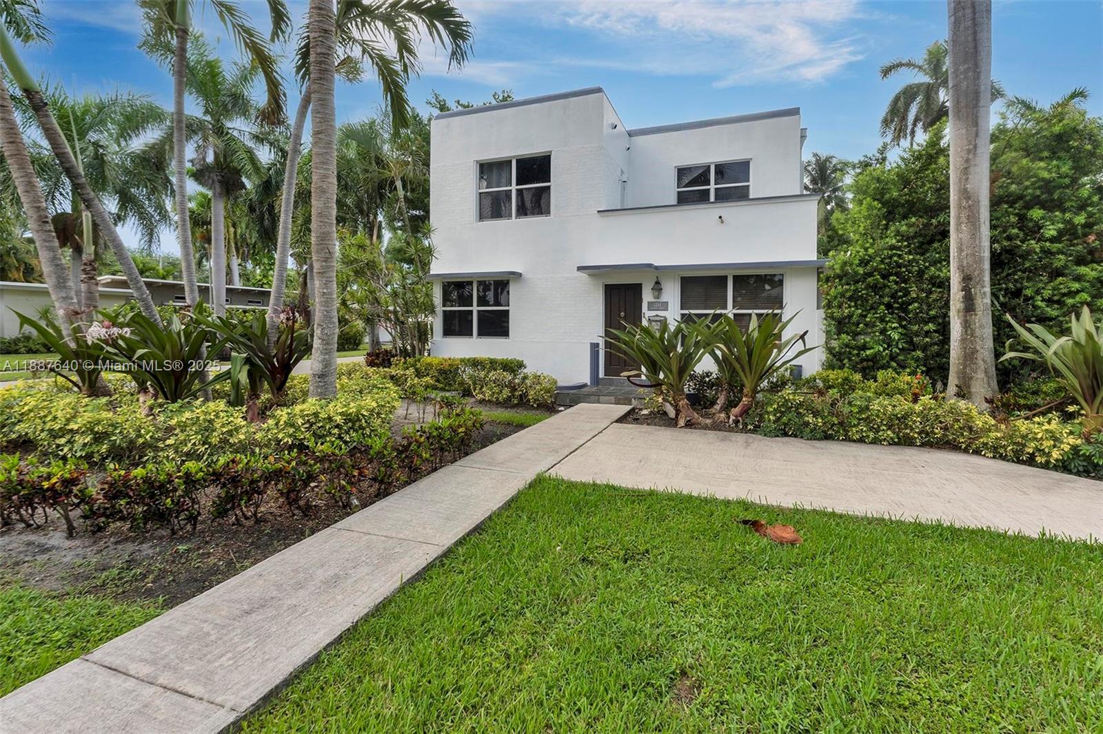 HOLLYWOOD LAKES SECTION - Residential