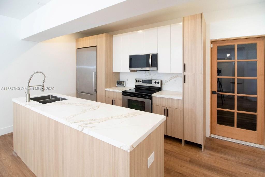 HOLLYWOOD LAKES SECTION - Residential