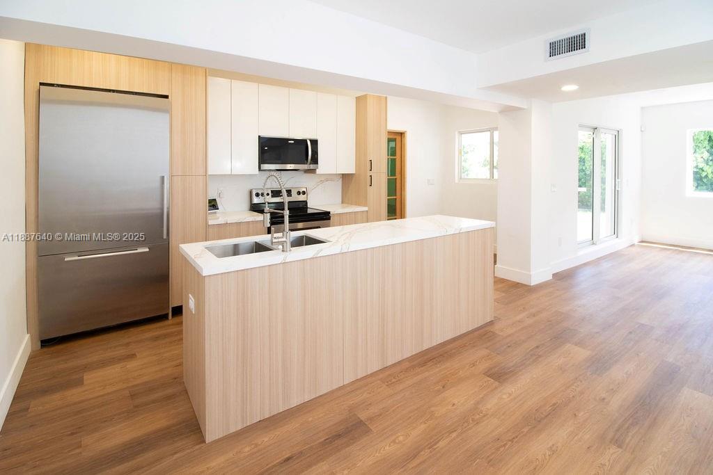 HOLLYWOOD LAKES SECTION - Residential