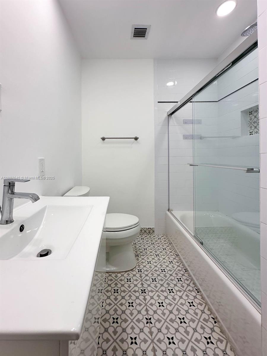 HOLLYWOOD LAKES SECTION - Residential