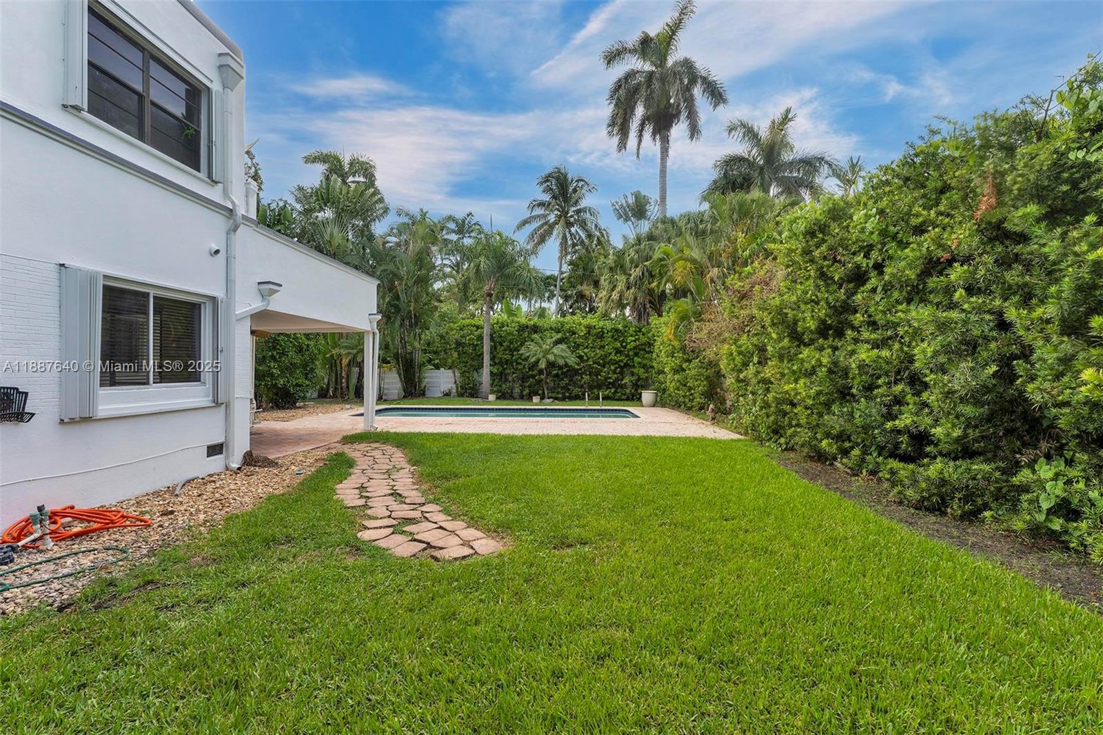 HOLLYWOOD LAKES SECTION - Residential