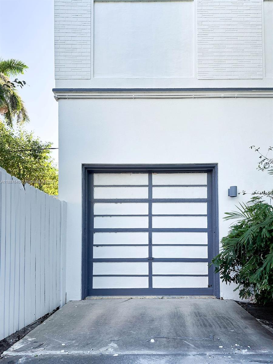 HOLLYWOOD LAKES SECTION - Residential