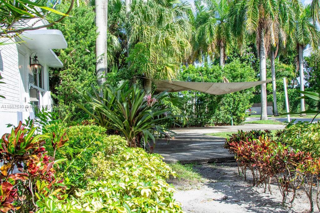 HOLLYWOOD LAKES SECTION - Residential