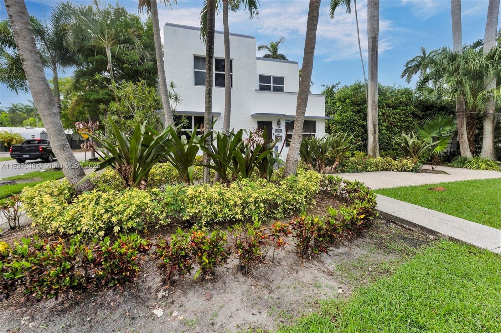 HOLLYWOOD LAKES SECTION - Residential