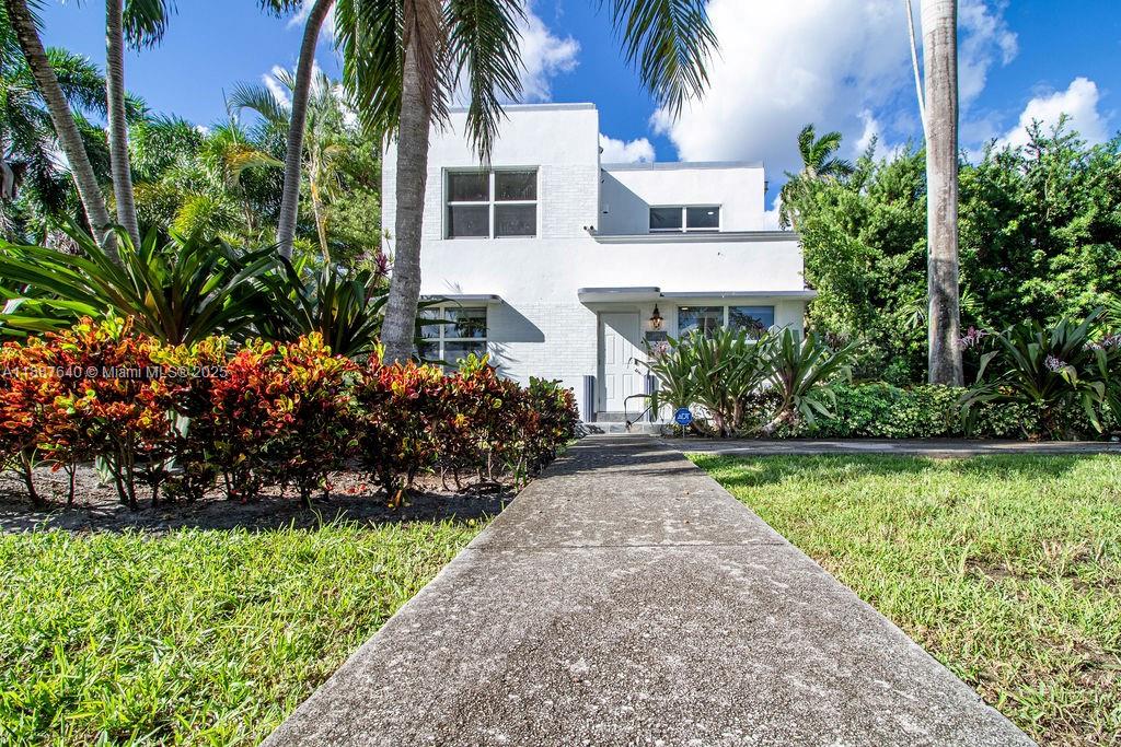 HOLLYWOOD LAKES SECTION - Residential