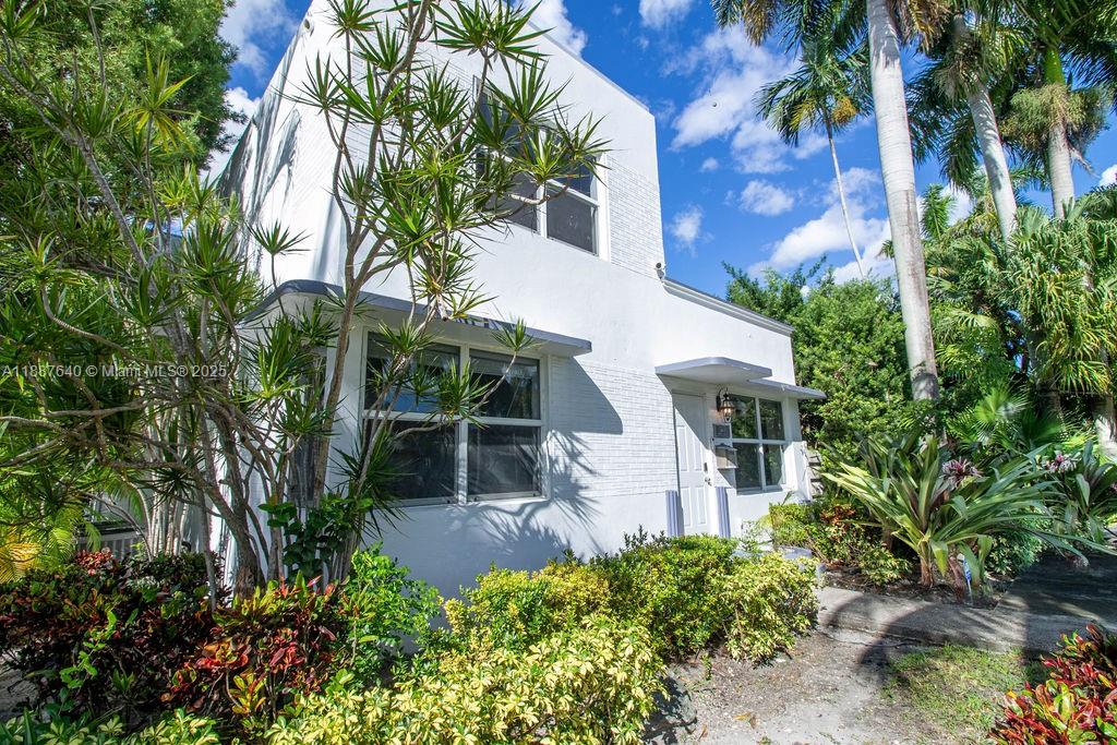 HOLLYWOOD LAKES SECTION - Residential