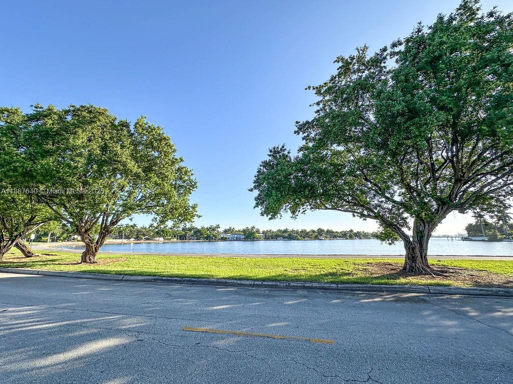 HOLLYWOOD LAKES SECTION - Residential