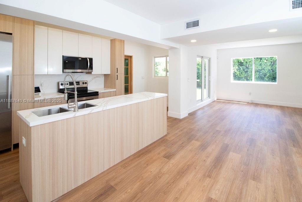 HOLLYWOOD LAKES SECTION - Residential