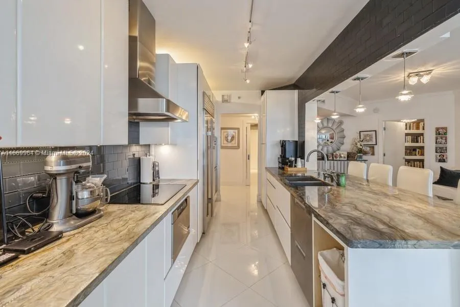 Surfside, Florida 33154, United States, 3 Bedrooms Bedrooms, ,3 BathroomsBathrooms,Residential,Pending,40276