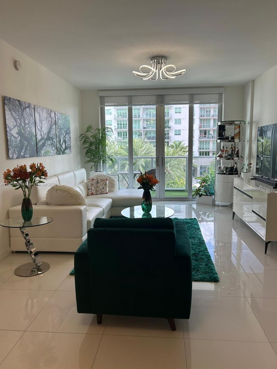 Live or invest in Doral. Spectacular 2-bedroom, 2-bath condominium with floor-to-ceiling windows that fill every space with natural light and offer excellent views.
Strategically located, just minutes from Dolphin Mall, International Mall, and Downtown Doral, surrounded by renowned restaurants, shops, entertainment options, and top-rated schools.
If you are a golf enthusiast, you’ll be just steps from Trump National Doral; and if you prefer nature, nearby you’ll find Doral Glades Park and Doral Legacy Park.