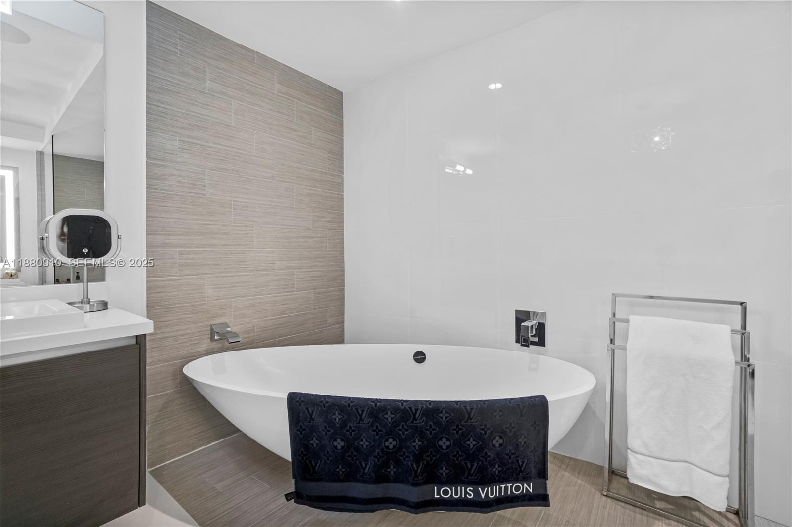 PARQUE TOWERS CONDO - Residential