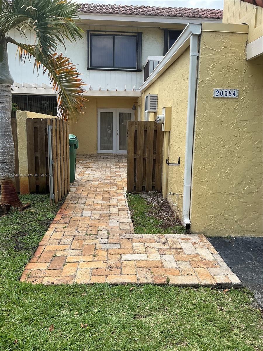 REPLAT 1ST ADDN TO TOWNHO - Residential
