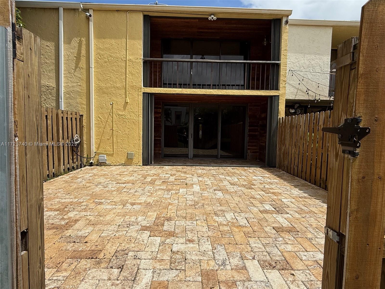 REPLAT 1ST ADDN TO TOWNHO - Residential
