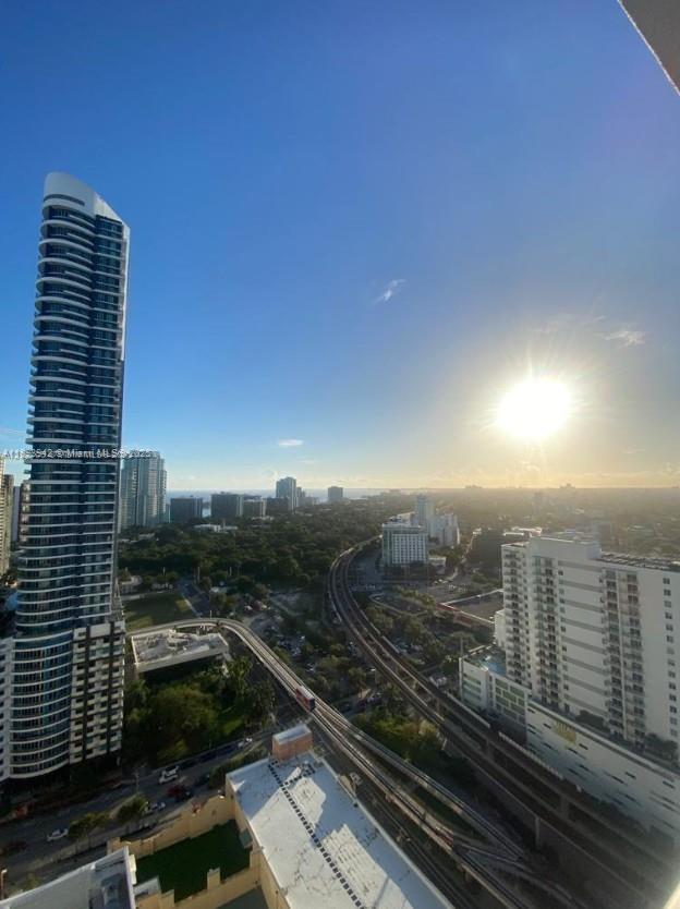 1 BED 1 BATH UNIT WITH BIG BALCONY IN THE HEART OF MIAMI PRESTIGIOUS BRICKELL AREA. WOOD FLOORING! WASHER AND DRYER IN THE UNIT, OPEN KITCHEN. FLOOR TO CEILING WINDOWS. BEAUTIFUL VIEWS OF BAY, VERY LUMINOUS. RESTAURANTS AND BUSINESS DISTRICT. TWO POOLS, CLUBHOUSE. BUSINESS CENTER, JACUZZI, BBQ AREA, MEDIA ROOM, FITNESS CENTER, VALET PARKING AND CONCIERGE SERVICE.