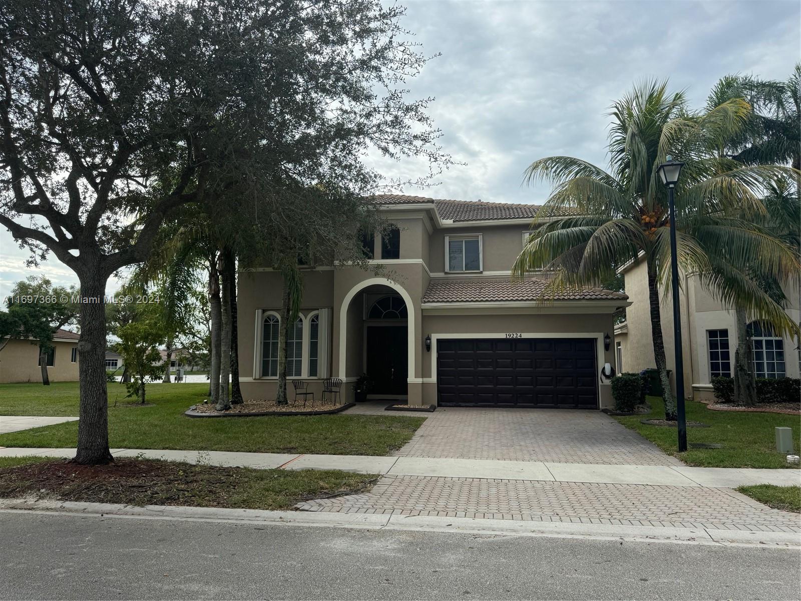 19224 Sw 60th Ct, Pembroke Pines, Miami-Dade County, Florida - 5 Bedrooms  
4 Bathrooms - 