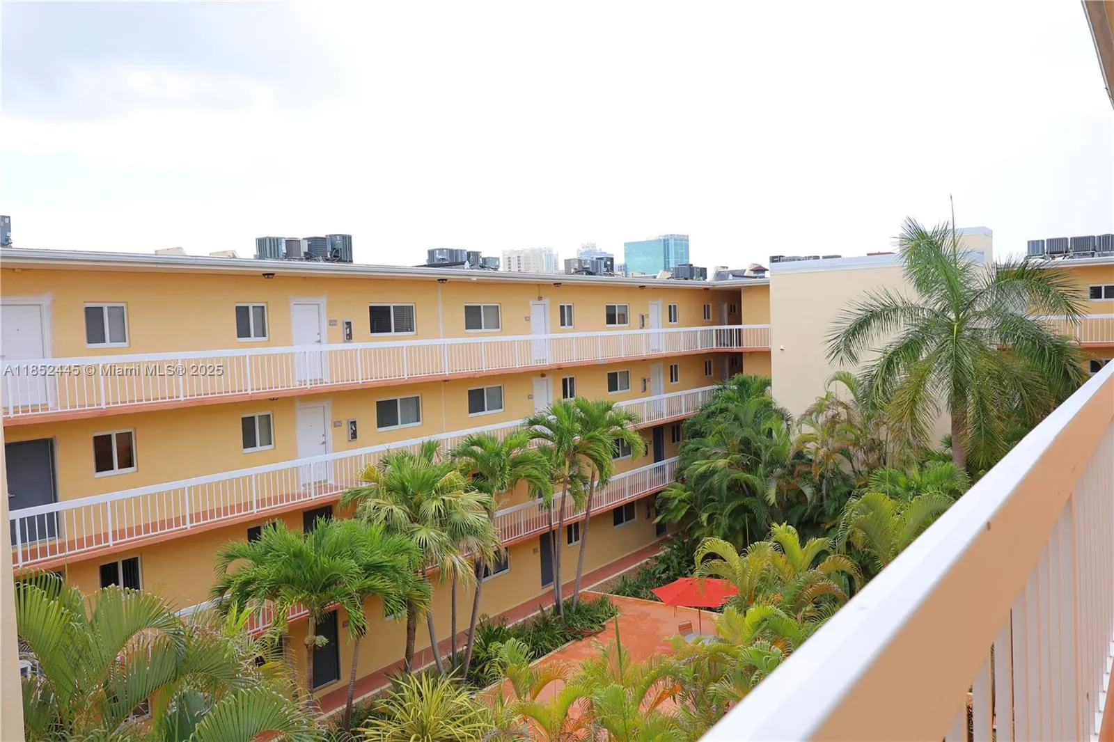 Miami, Florida 33143, United States, 2 Bedrooms Bedrooms, ,1 BathroomBathrooms,Residential,Active,184800