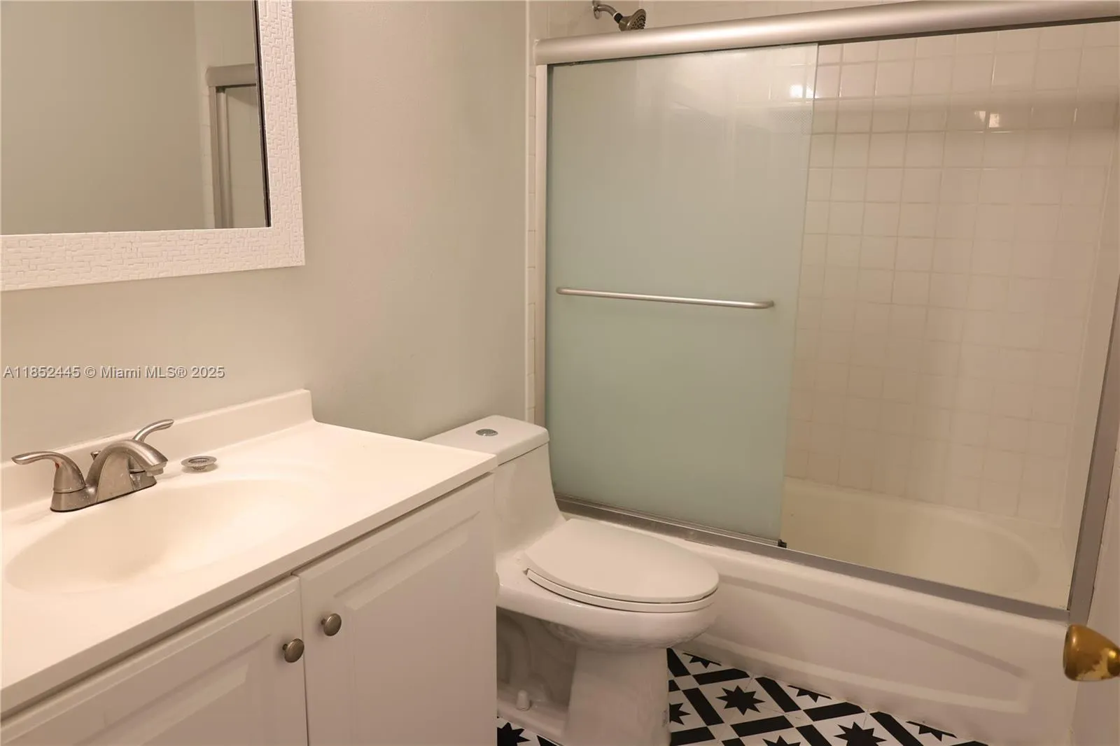 Miami, Florida 33143, United States, 2 Bedrooms Bedrooms, ,1 BathroomBathrooms,Residential,Active,184800