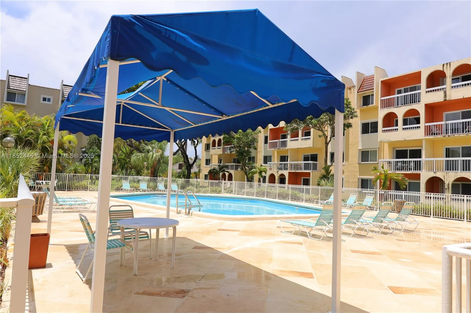 Miami, Florida 33143, United States, 2 Bedrooms Bedrooms, ,1 BathroomBathrooms,Residential,Active,184800