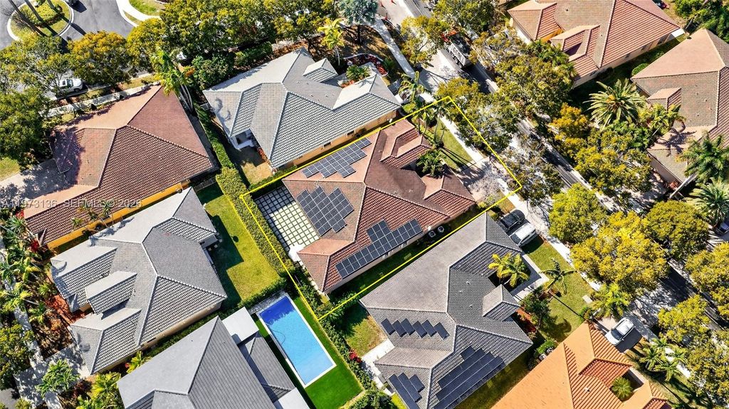 Photo of 1623 Blue Jay Cir, Weston, FL 33327 (MLS # A11973136)