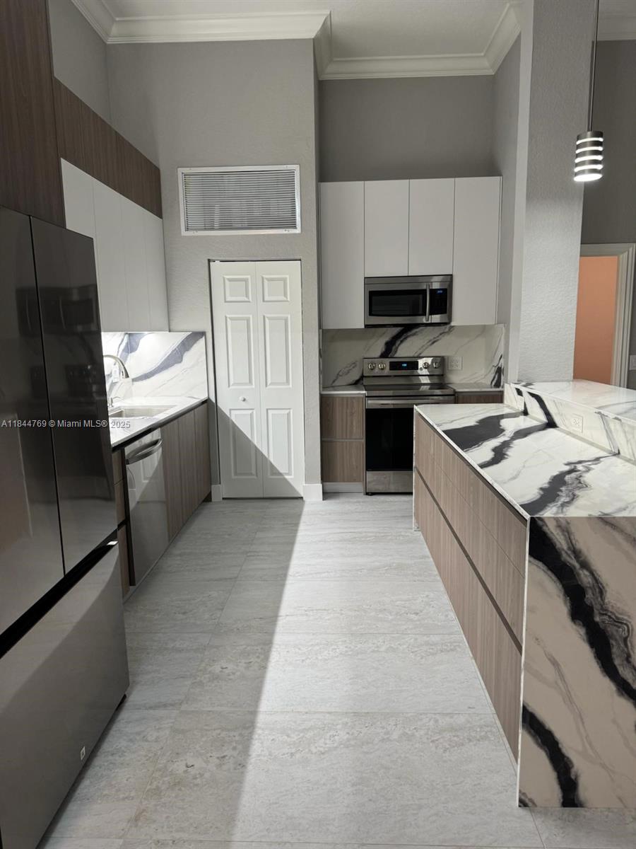 2743 S Parkview Dr 2743