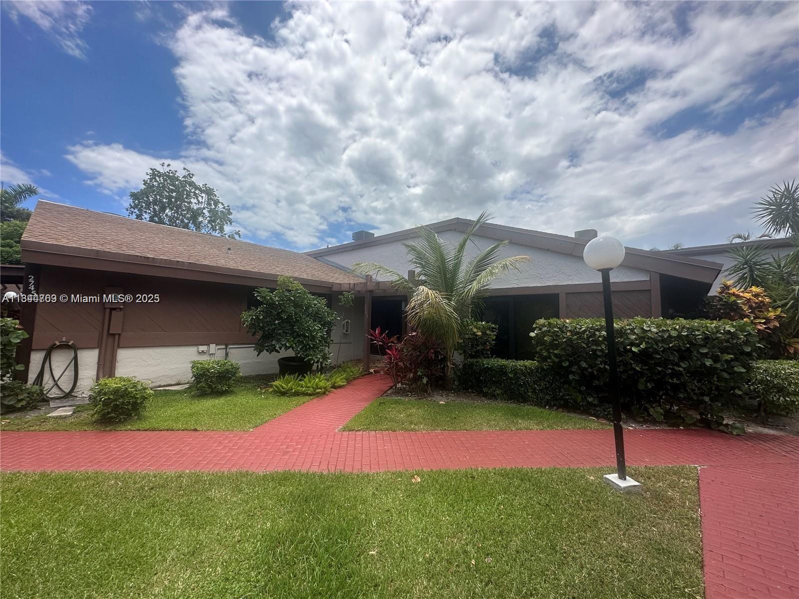 BEAUTIFUL TOWNHOUSE IN THE HEART OF HALLANDALE BEACH. 3 SPACIOUS BEDROOMS, 2 BATHROOMS. JUST RENOVATED AND FRESHLY PAINTED. NEW ROOF. NEWLY RENOVATED KITCHEN WITH STAINLESS STEEL APPLIANCES. NEW FLOORING. IMPACT WINDOWS THROUGHOUT. HIGH VAULTED CEILINGS WITH SKYLIGHTS. SPLIT FLOORPLAN. MASTER BEDROOM WITH SPACIOUS WALK-IN CLOSET. BACK PATIO HAS ROOM FOR A BBQ AND ENTERTAINING. MINUTES TO BEACH, STORES, HOUSES OF WORSHIP. PERFECT FAMILY HOME MINUTES FROM THE BEACH!